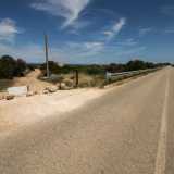 Il nostro punto di partenza � come detto la complanare della 16: siamo a un chilometro a sud del centro abitato di Polignano. L�area che ci separa dal mare � dominata da campi coltivati, ma ecco finalmente aprirsi una stradina percorribile unicamente a piedi, sia per il suo non essere asfaltata, sia perch� dei grossi massi ne impediscono il passaggio delle auto. Non ci resta che cominciare a camminare